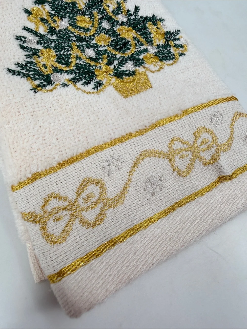 Vintage Linens' N Things Embroidered Kitchen Bath Hand Towel Christmas Holiday